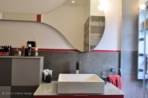 bagno grigio e fucsia con doccia vicino alla finestra