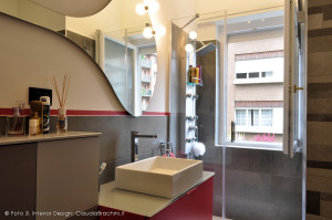 bagno grigio e fucsia con doccia vicino alla finestra
