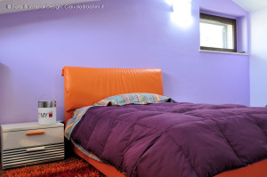 cameretta in mansarda con letto in ecopelle arancio