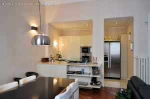 cucina tortora lucida con libreria in appartamento Liberty