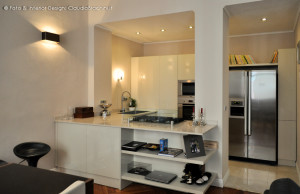 cucina tortora lucida con libreria in appartamento Liberty