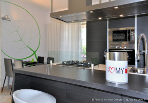 cucina bianca e rovere grigio con grande penisola e blocco colonne