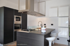 cucina bianca e rovere grigio con grande penisola