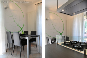 cucina bianca e rovere grigio con foglia verde disegnata alla parete
