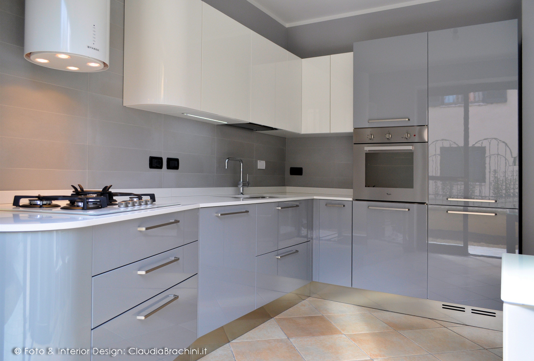 cucina laccata lucida bianca e grigio con elementi curvi
