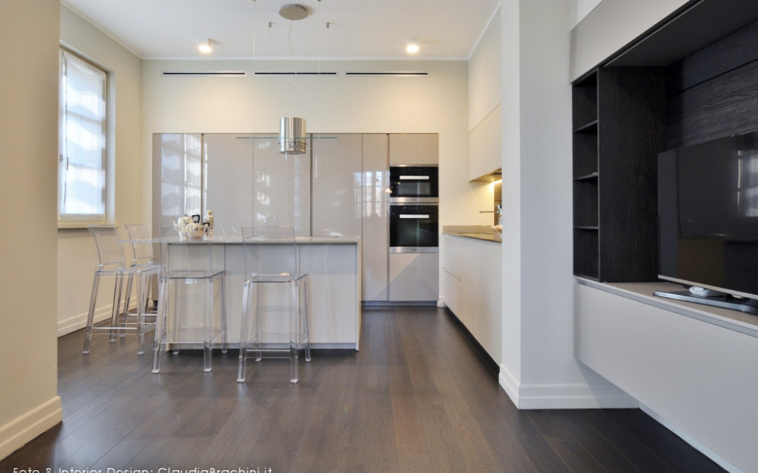 Cucina con colonne incassate e top in vetro